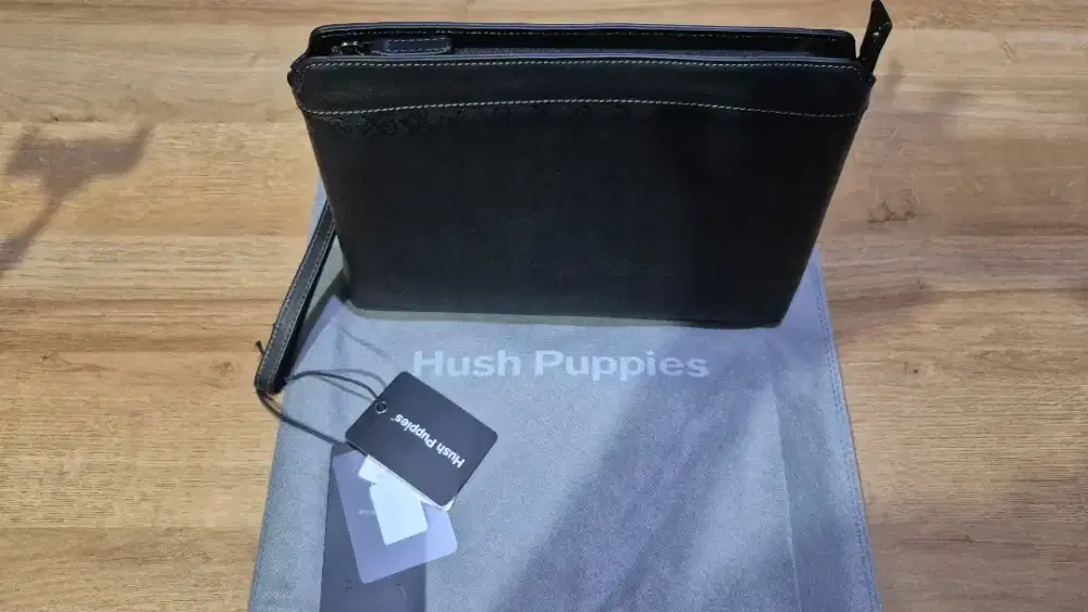 Hush Puppies - SAM CLUTCH IN BLACK (NEW)