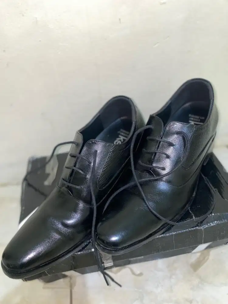 Sepatu pantofel pria