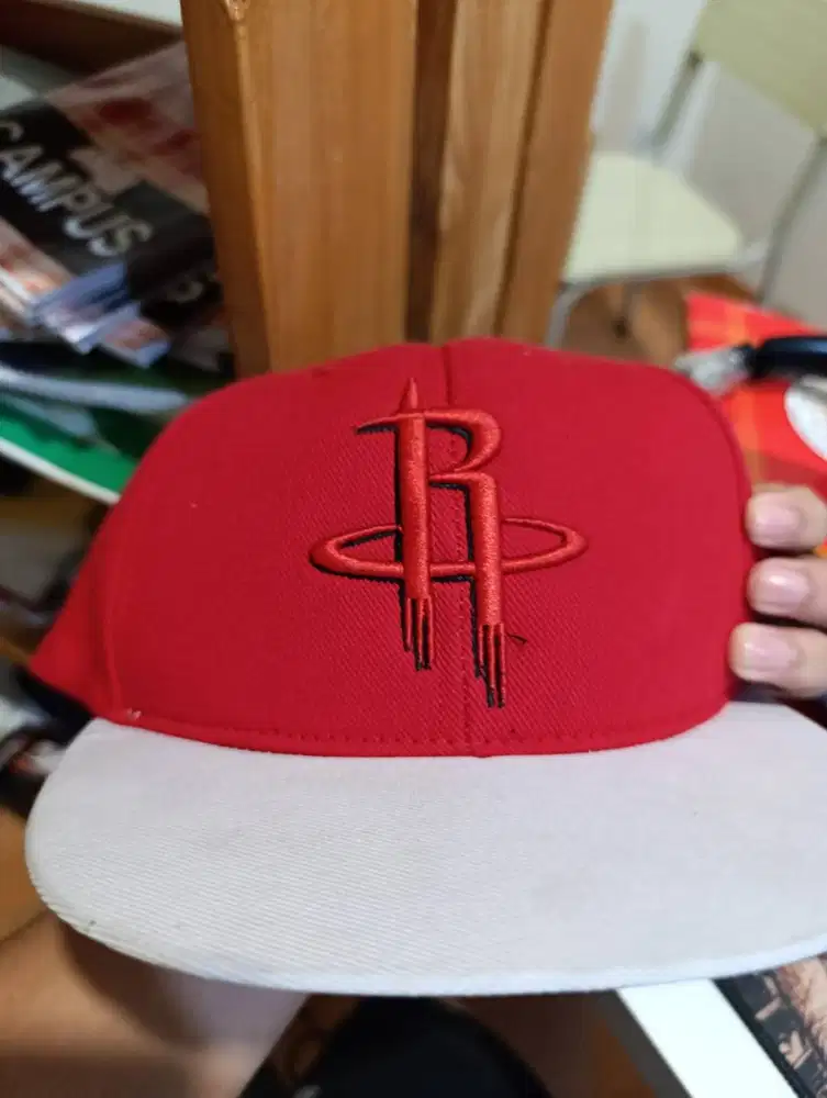 Topi Rockets merah