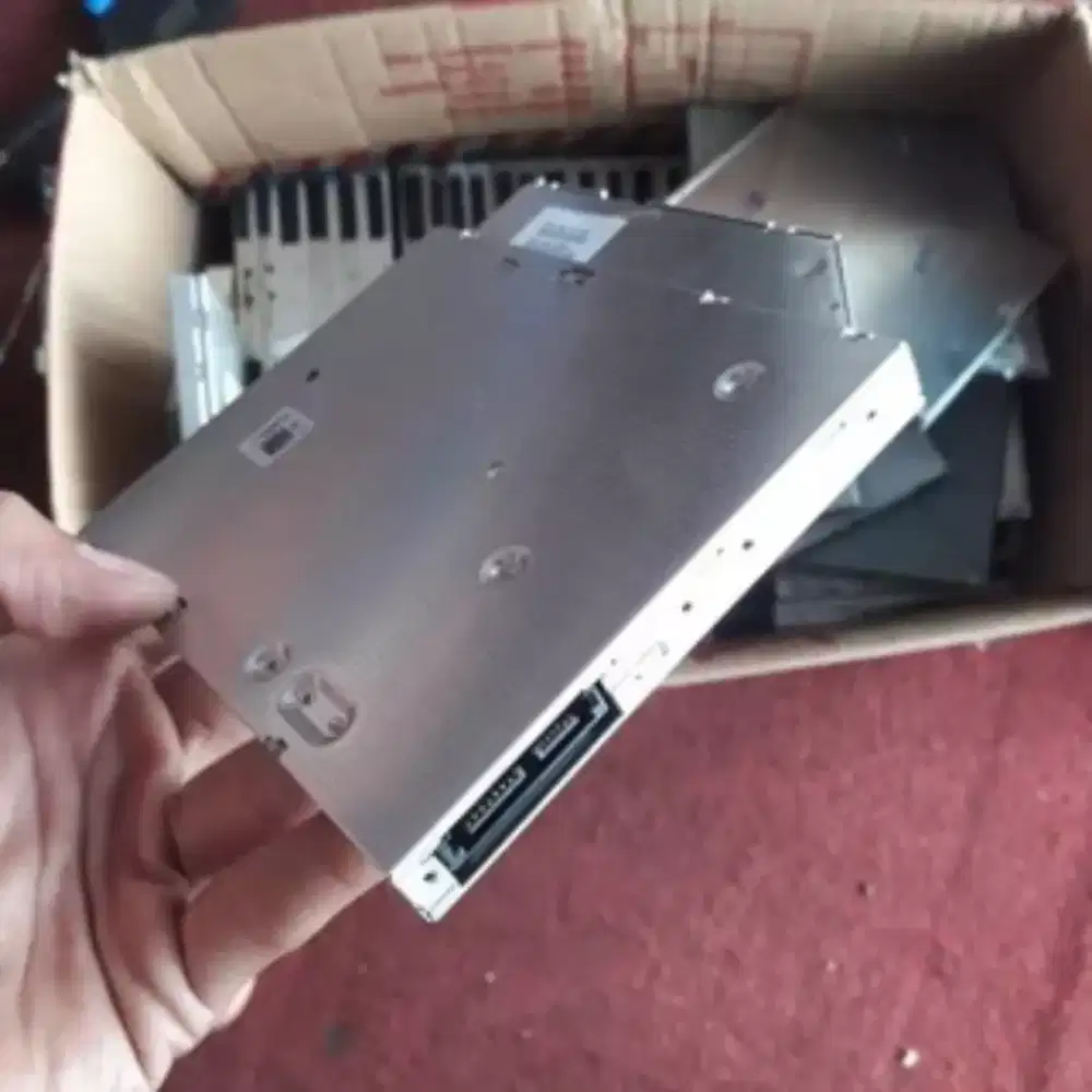 DVD dan charger bekas laptop