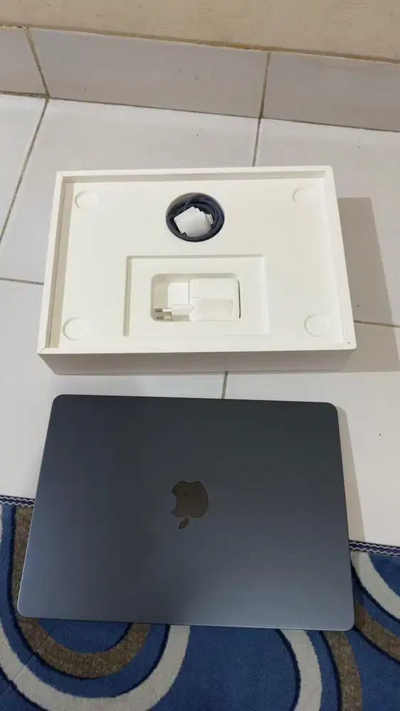 Macbook Air M3 2025 16 GB / 256GB ex iBox Garansi On Sd 5 Oktober 2026