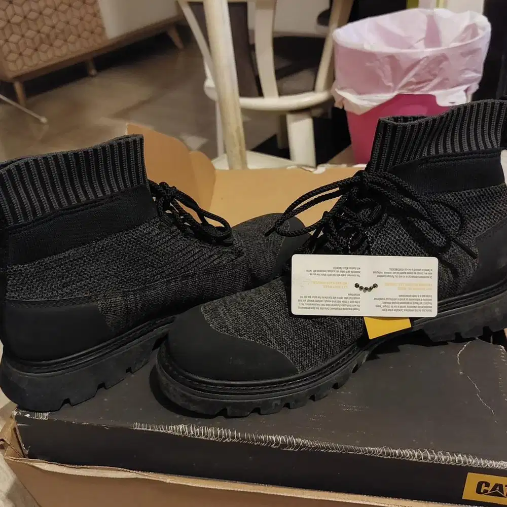 Sepatu Semi Booth