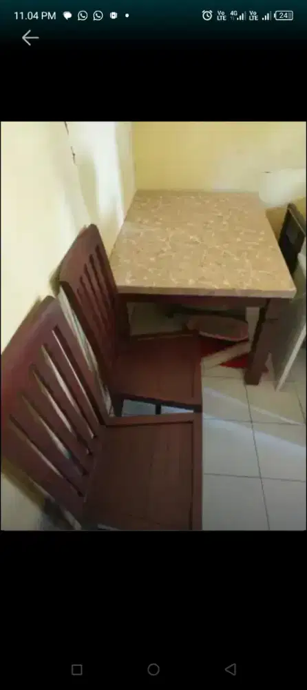 Di jual Meja makan 1 Set 4 kursi
