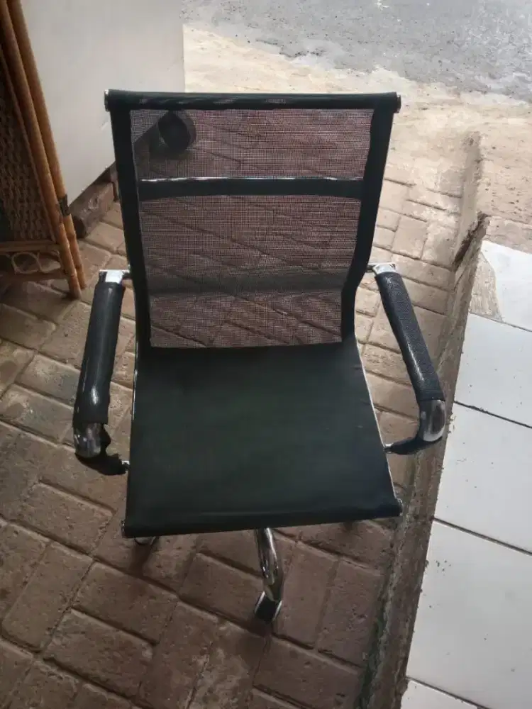 Kursi dan meja kantor