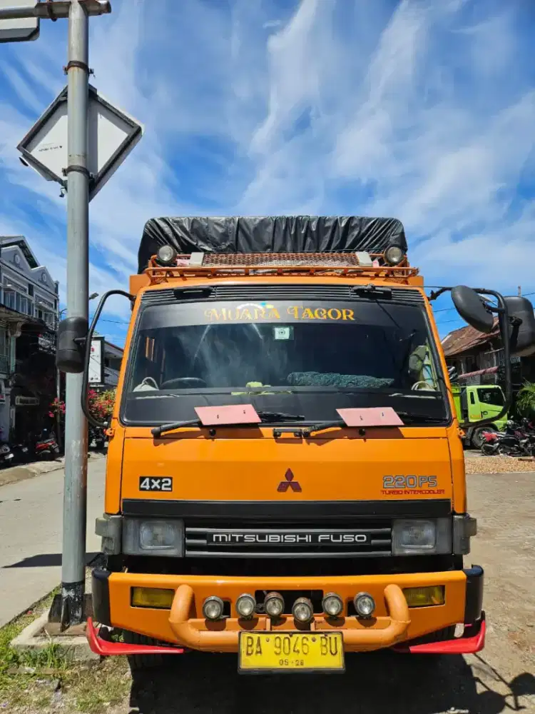 Dijual truk fuso panjang 8.3 bak besi tahun 2011