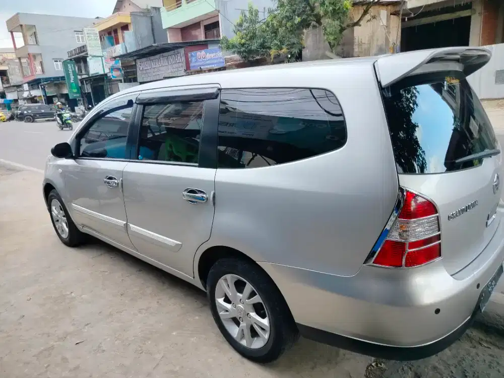 Grand Livina SV M/T 2011