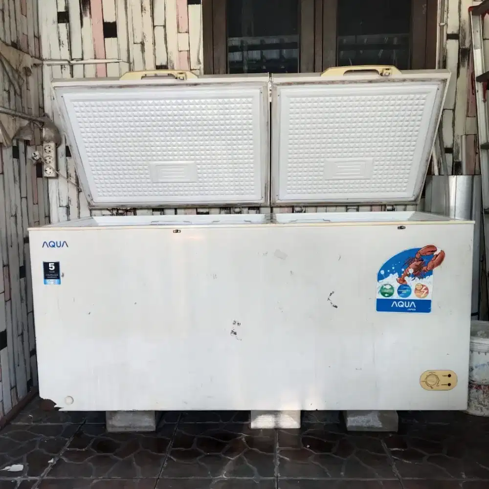 Dijual cepat freezer merk Aqua japan kapasitas 550L