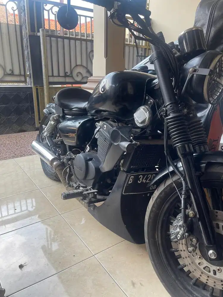 Benelli PE 250 Custom Bobber primo garage