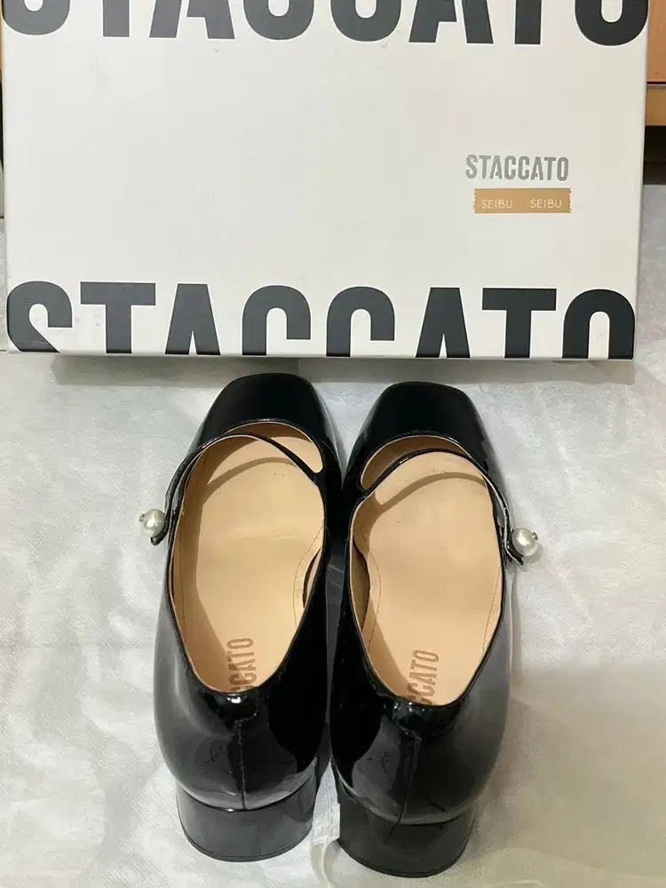 Sepatu heals Staccato