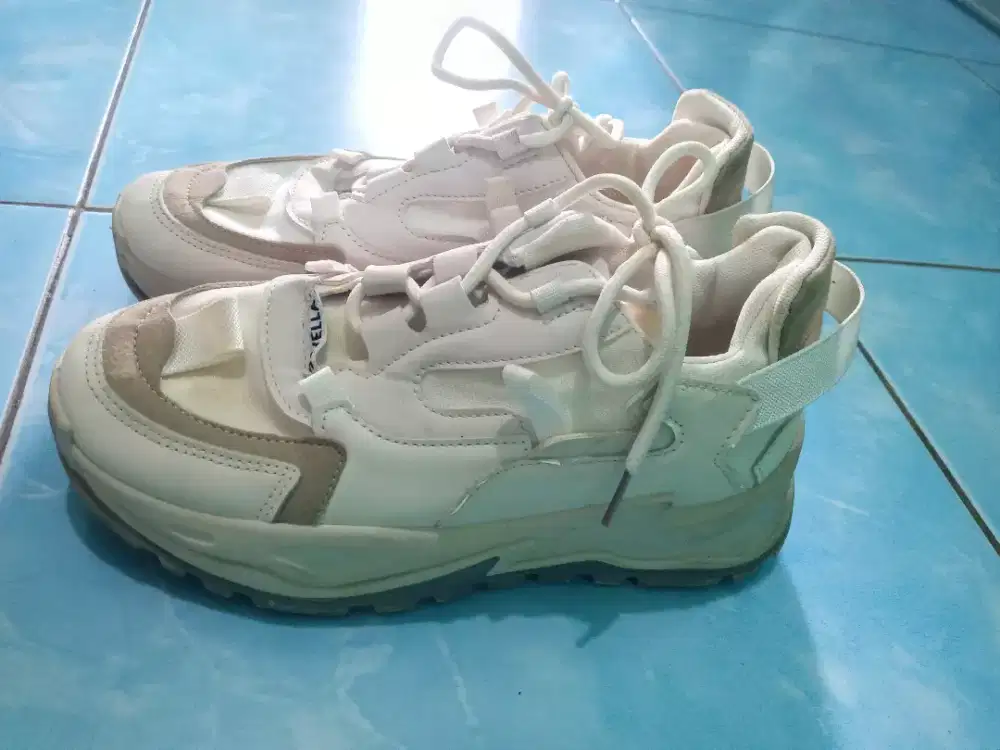 Sepatu wanita merk sovella