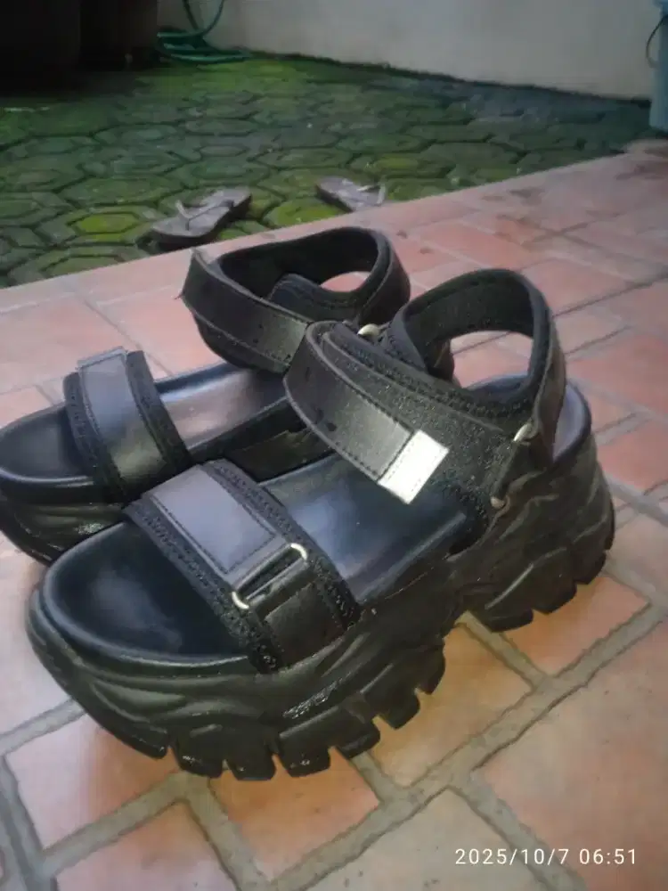 Wedges Hitam Merk Playboy ori