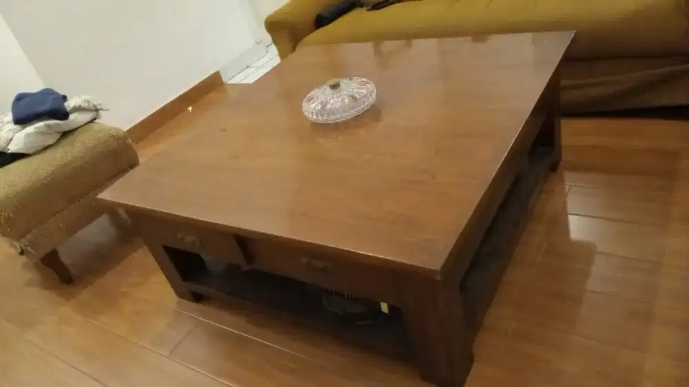Coffee table dengan 4 laci