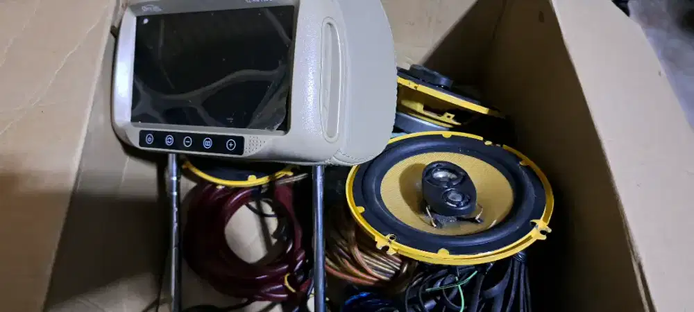 TV mobil dengan 4 speaker