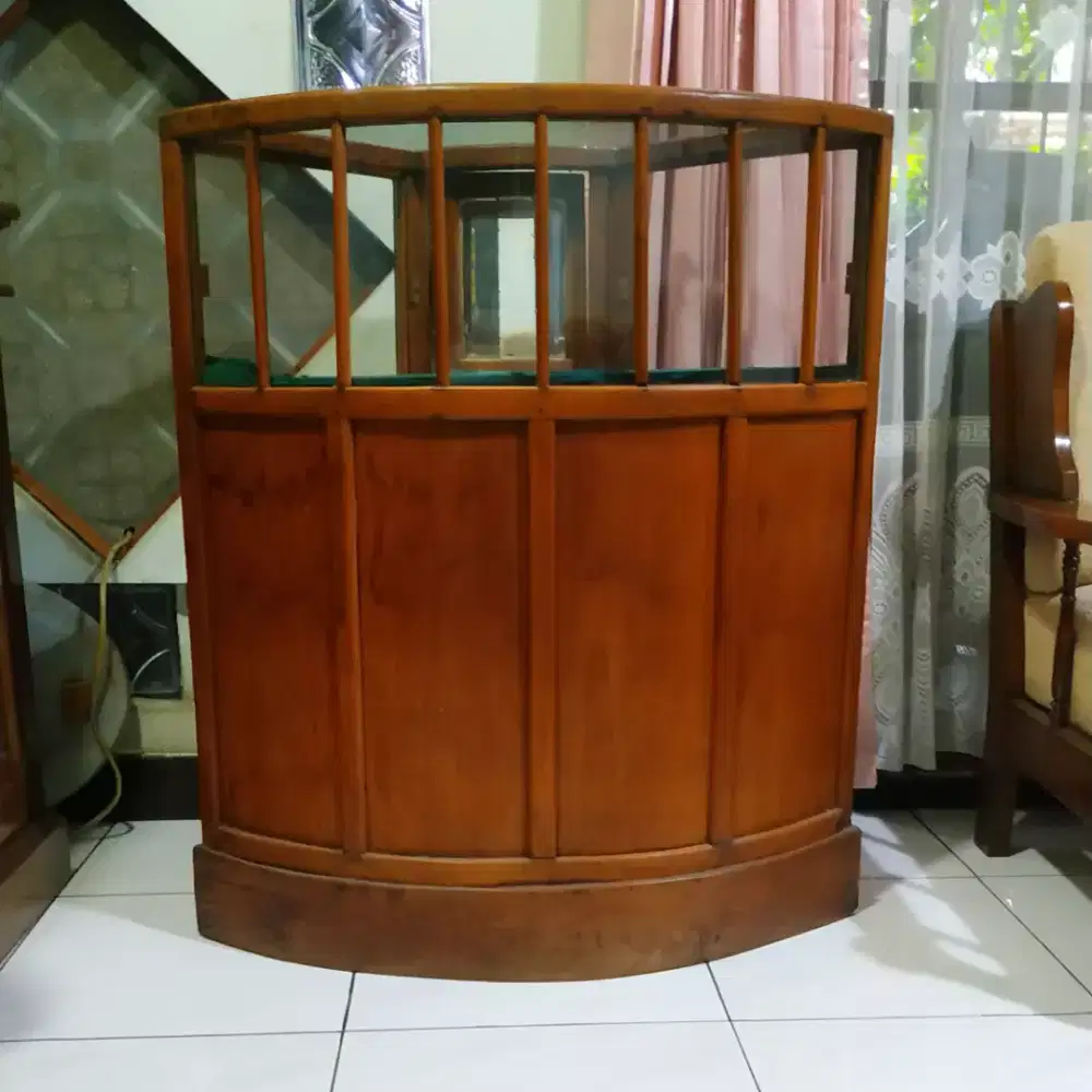 Lemari tempat memajang barang koleksi kesayangan  tuan2 dan puan2