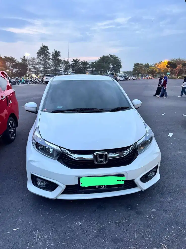 Jual Honda Brio putih mulus sekali th KM msh 19rb on goiong dpake srdr