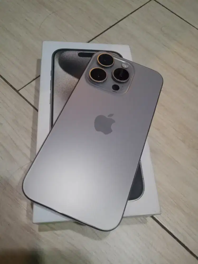 ip 15 Pro 128 GB fullset resmi iBox (kabel ori gaada)