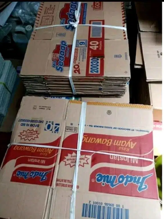 Kardus Bekas Mie instan dan air minum kemasan