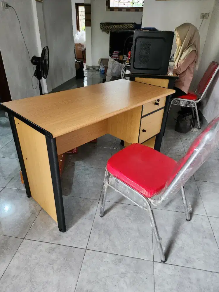 Paket meja kantor + kursi kantor