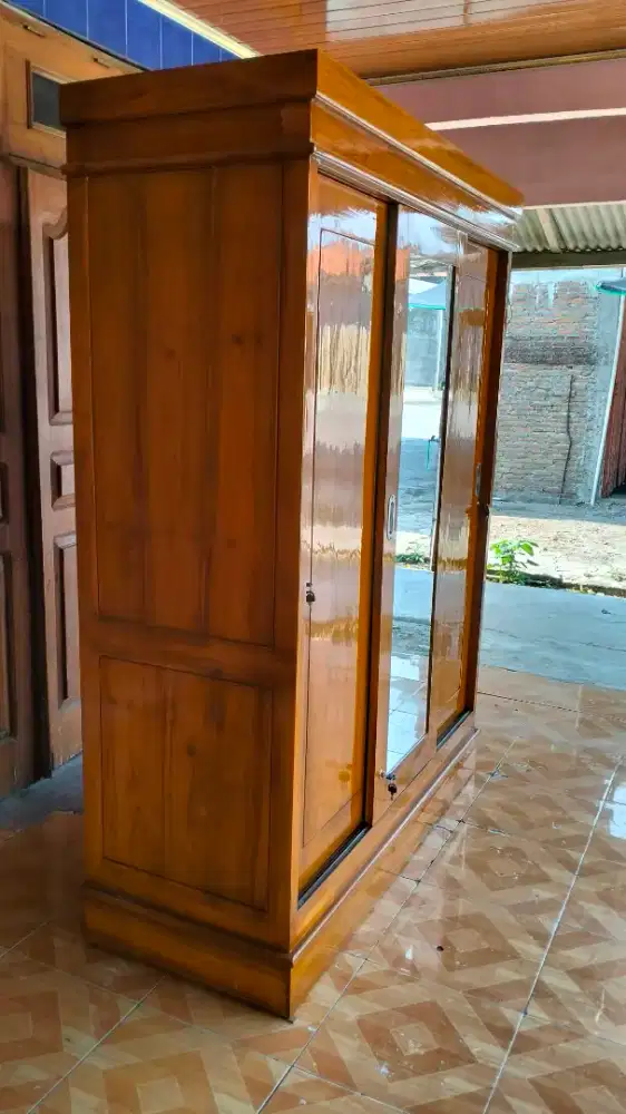 Lemari sliding jati tiga pintu