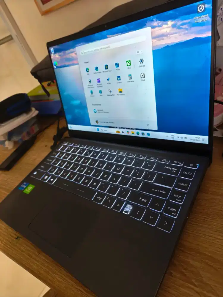 Laptop bisnis slim ringan powerful, MSI modern 14