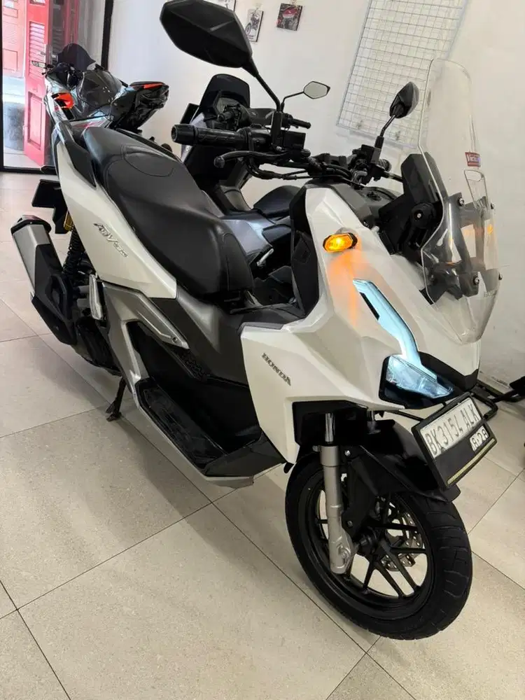 Honda ADV 160 Tipe CBS tahun 2023 warna Putih Gloss ADV160 CC White