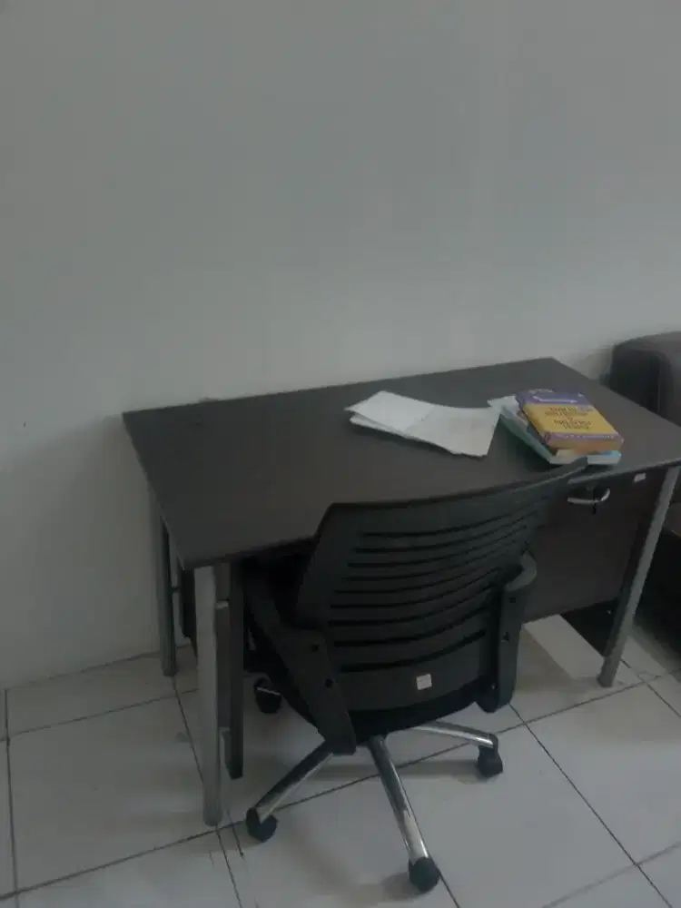 Meja kantor dan kursi