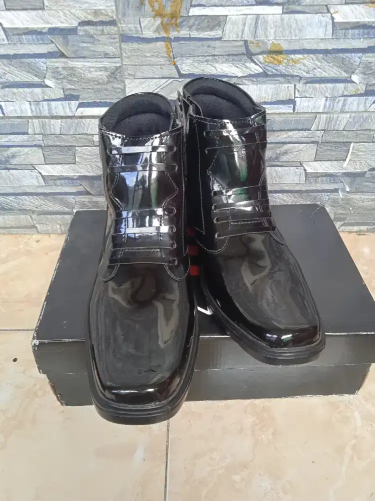 Sepatu PDH kilap size 43 kondisi baru ada box tangerang poris