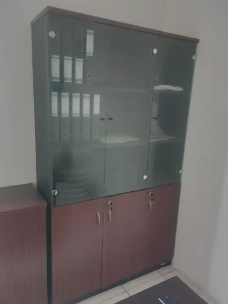 Lemari kantor kaca