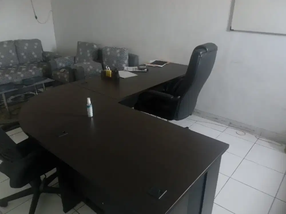 Meja dan kursi direktur
