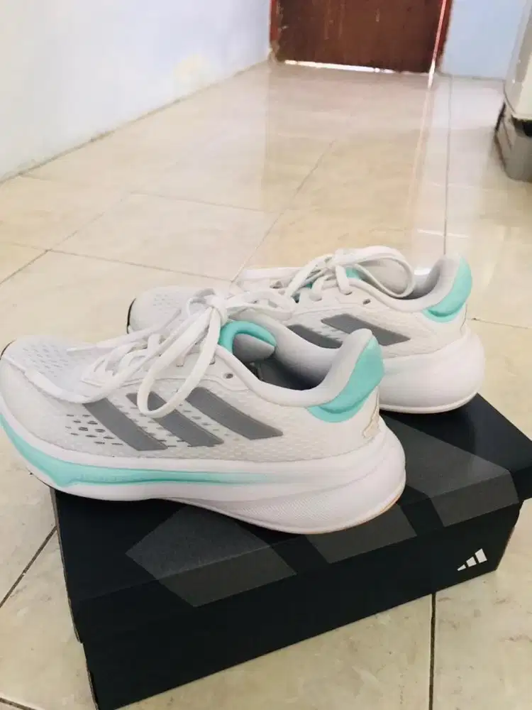 Sepatu olahraga adidas