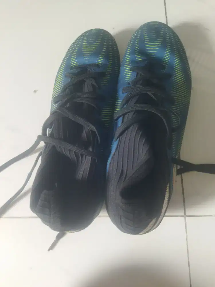 Sepatu bola adidas