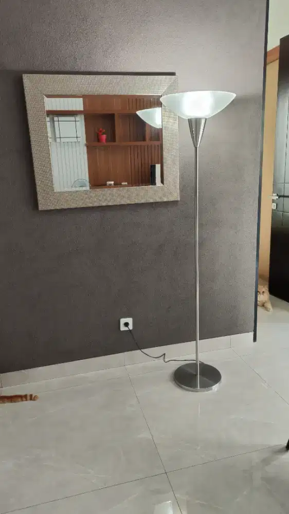 Lampu standing merk Informa