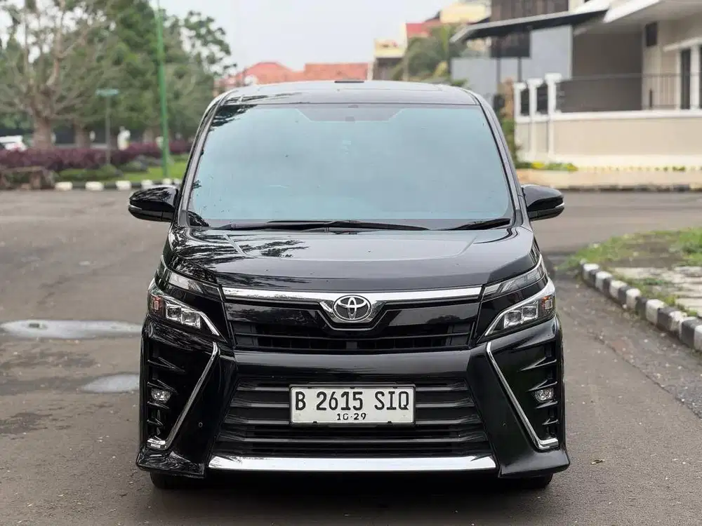 Termurah Toyota Voxy 2.0 AT 2019 Hitam