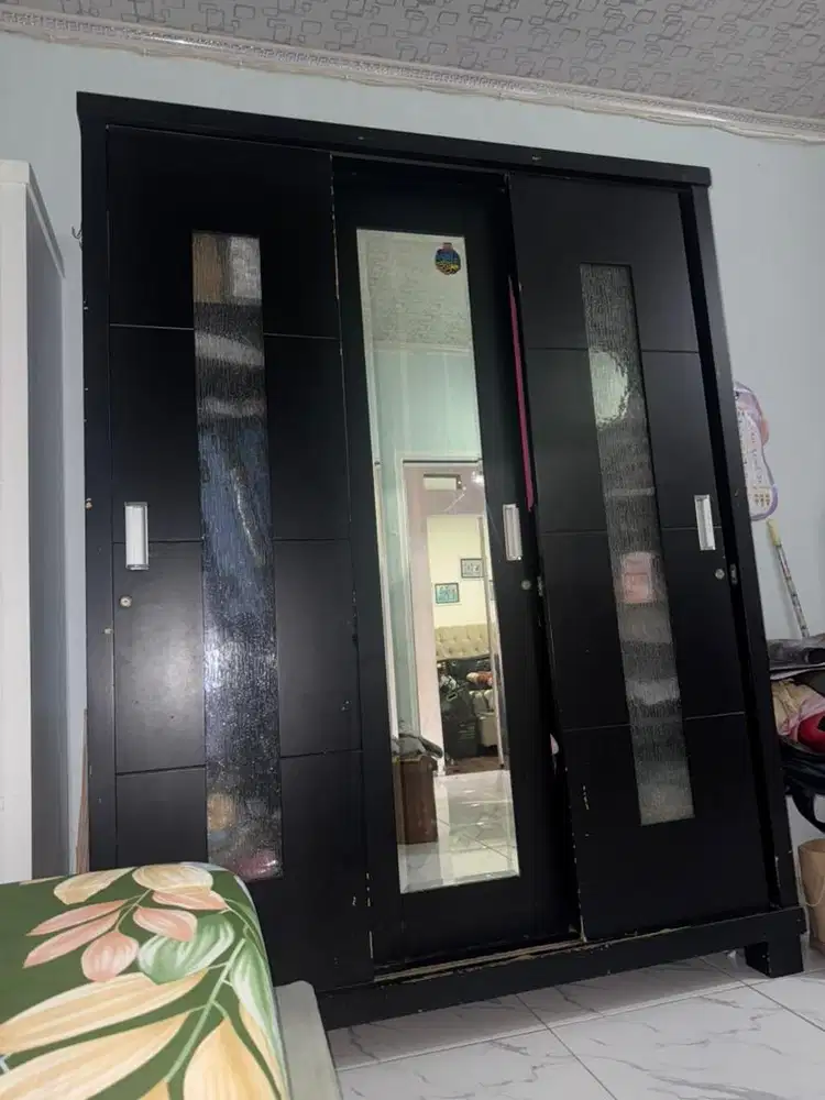 Lemari hitam bercermin 3 pintu