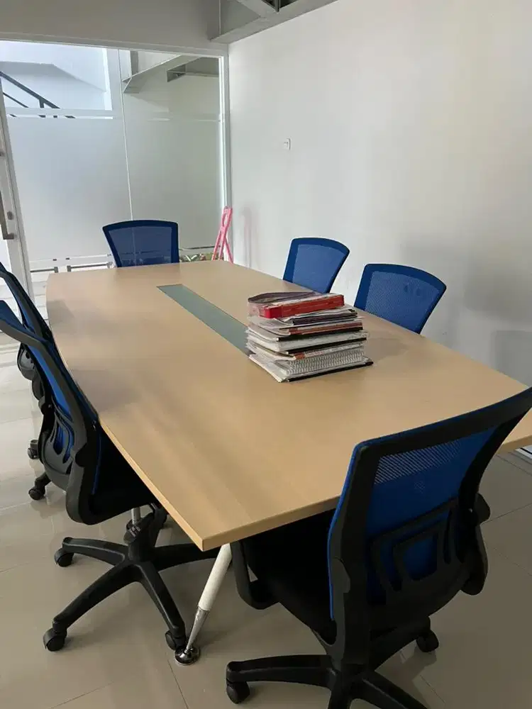 Meja kantor dan meja meeting