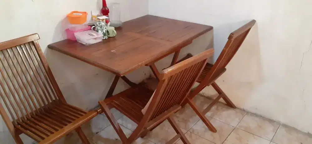 Meja makan sama kursi