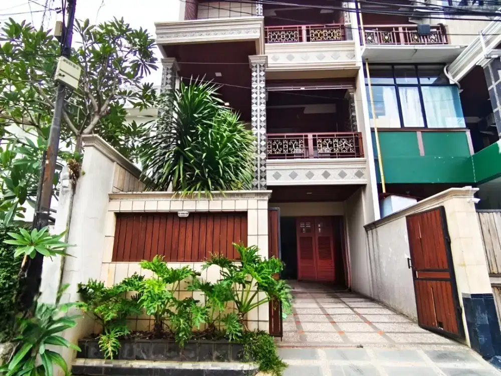 Sewa Rumah Modern 3, 5 Lantai di Pejaten Unfurnished