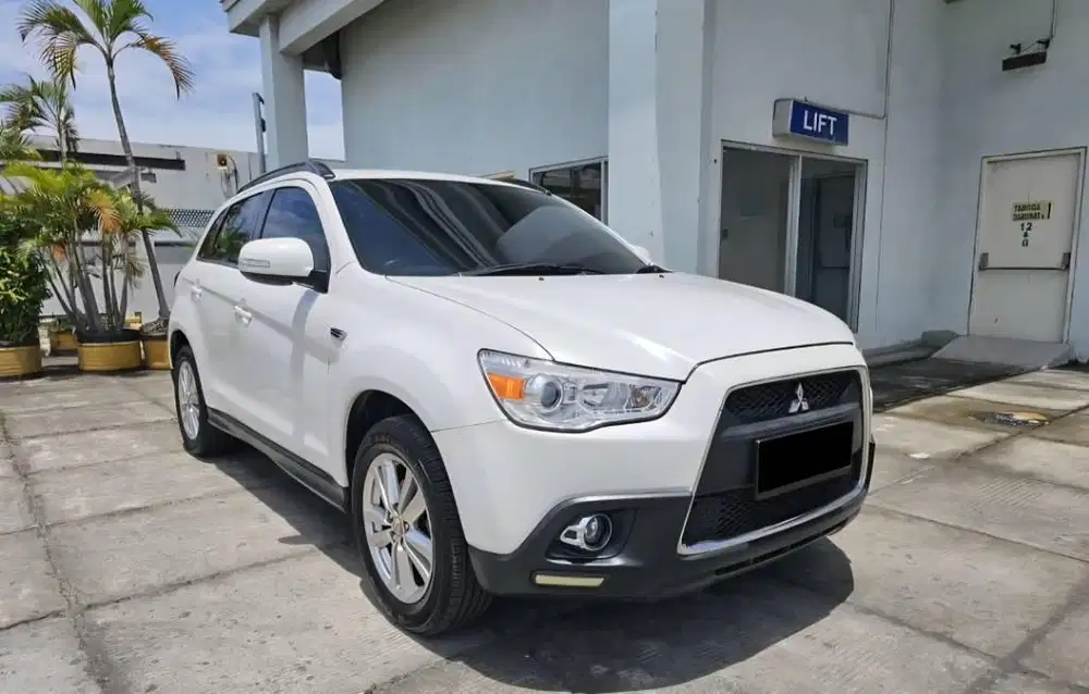 Outlander Putih A/T 2014
