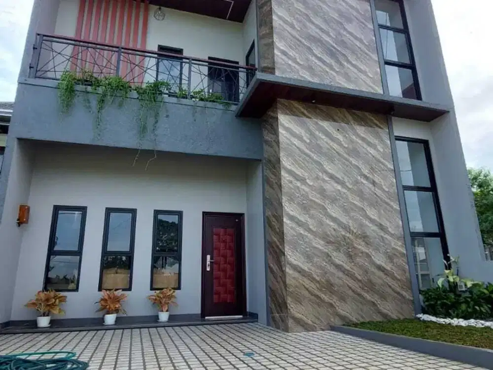 RUMAH MEWAH DUA LANTAI DI PUSAT KOTA
