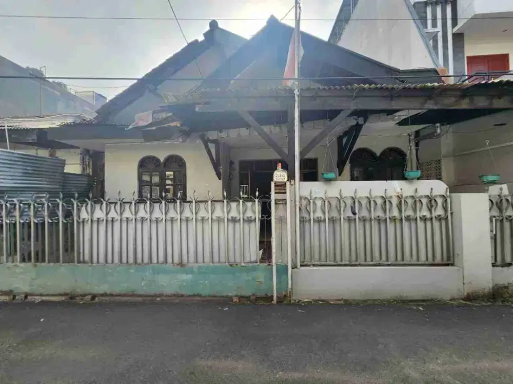 Rumah Lama akses 1 mobil lokasi strategis di tebet barat