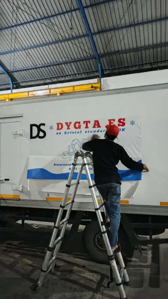 Sticker branding truk es kristal stiker vinyl oneway promosi berjalan