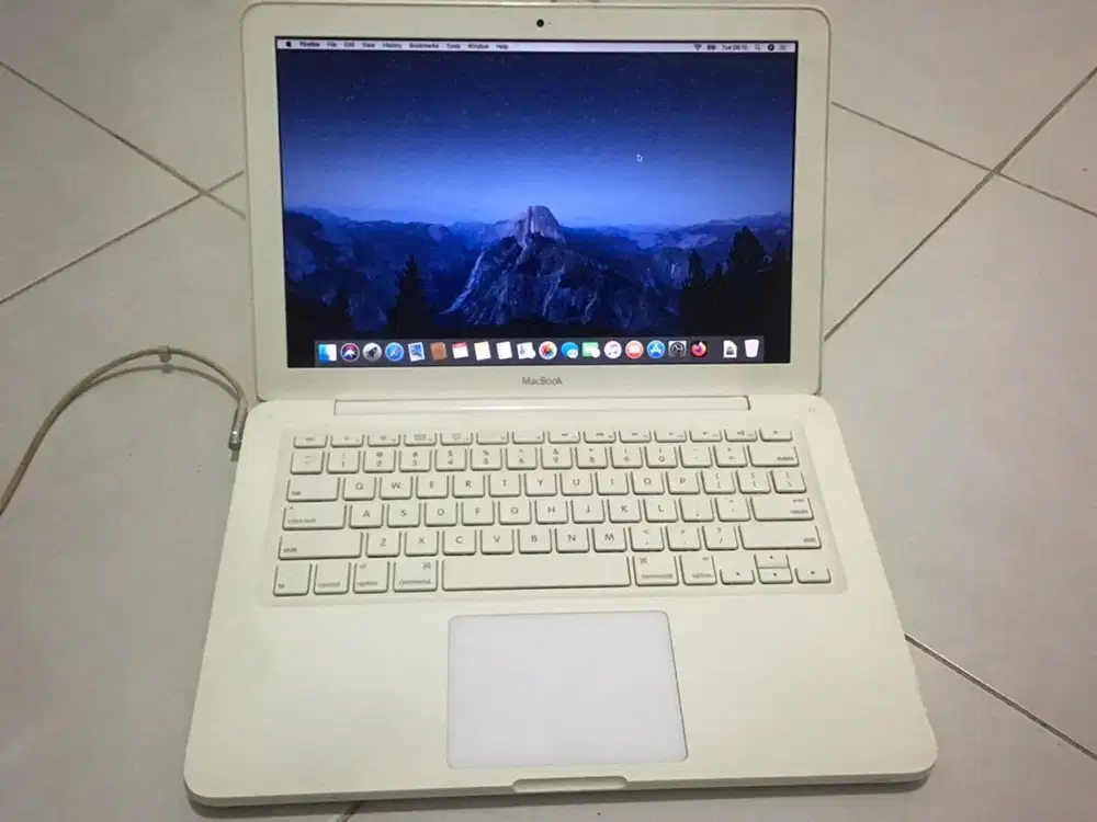 MacBook White 13 inch 2010 Ram 2GB HDD250GB bawaan