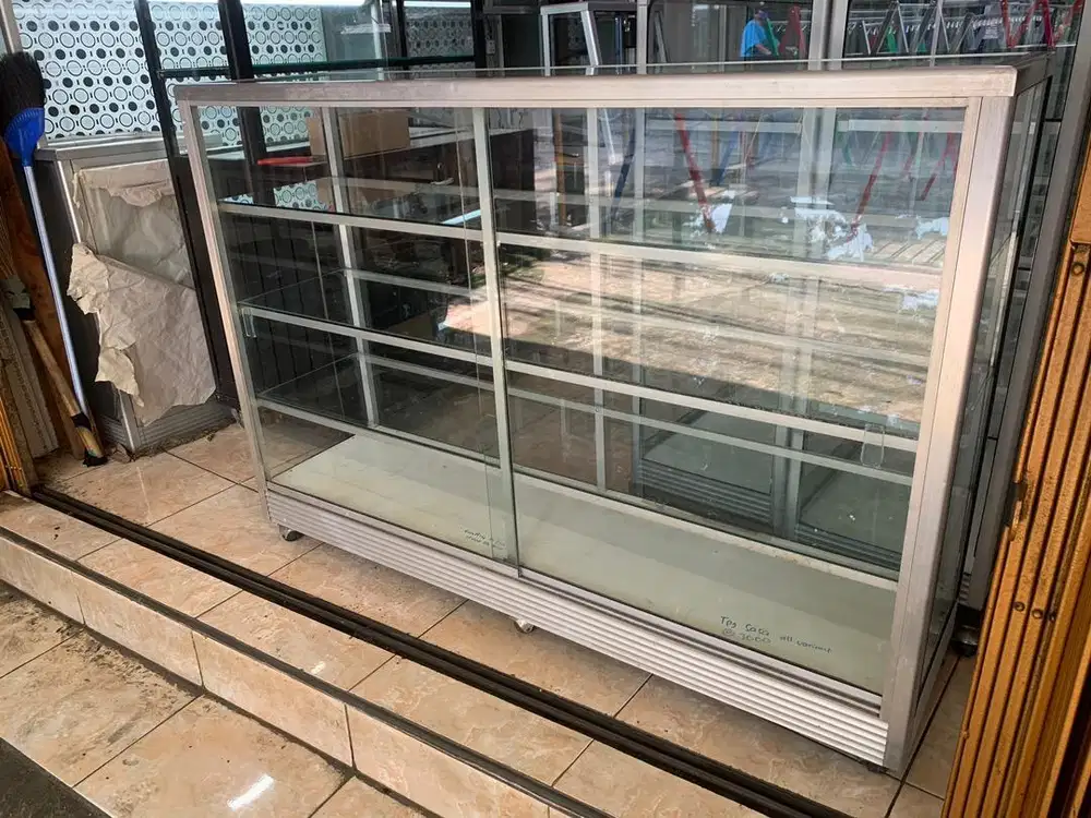 Etalase kaca 1.5 meter bekas ada minus