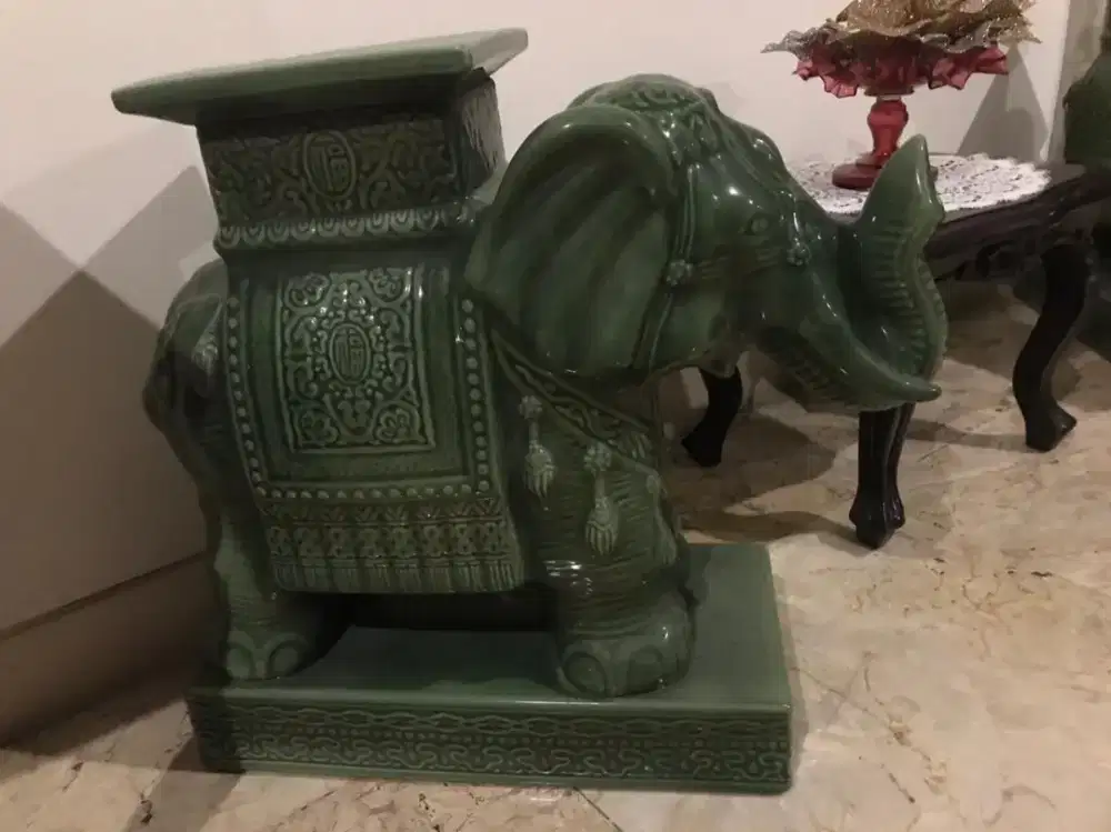 Sepasang dudukan Gajah