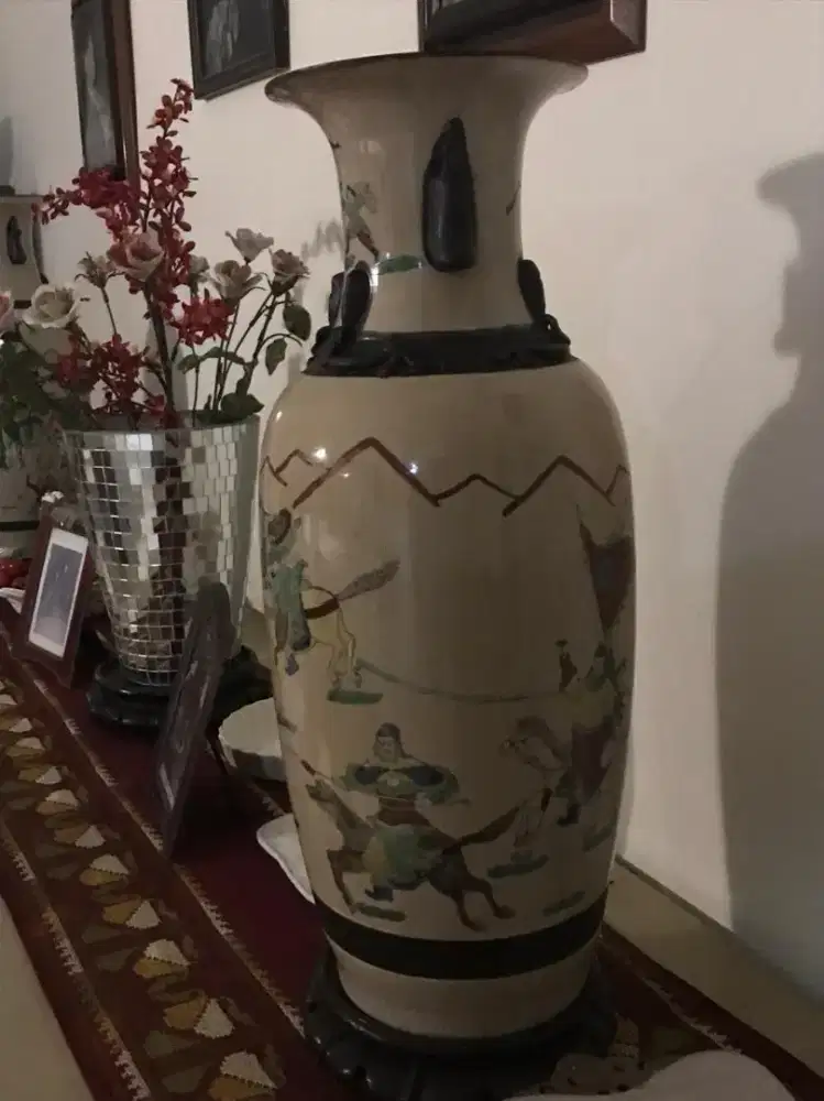 Sepasang pot guci