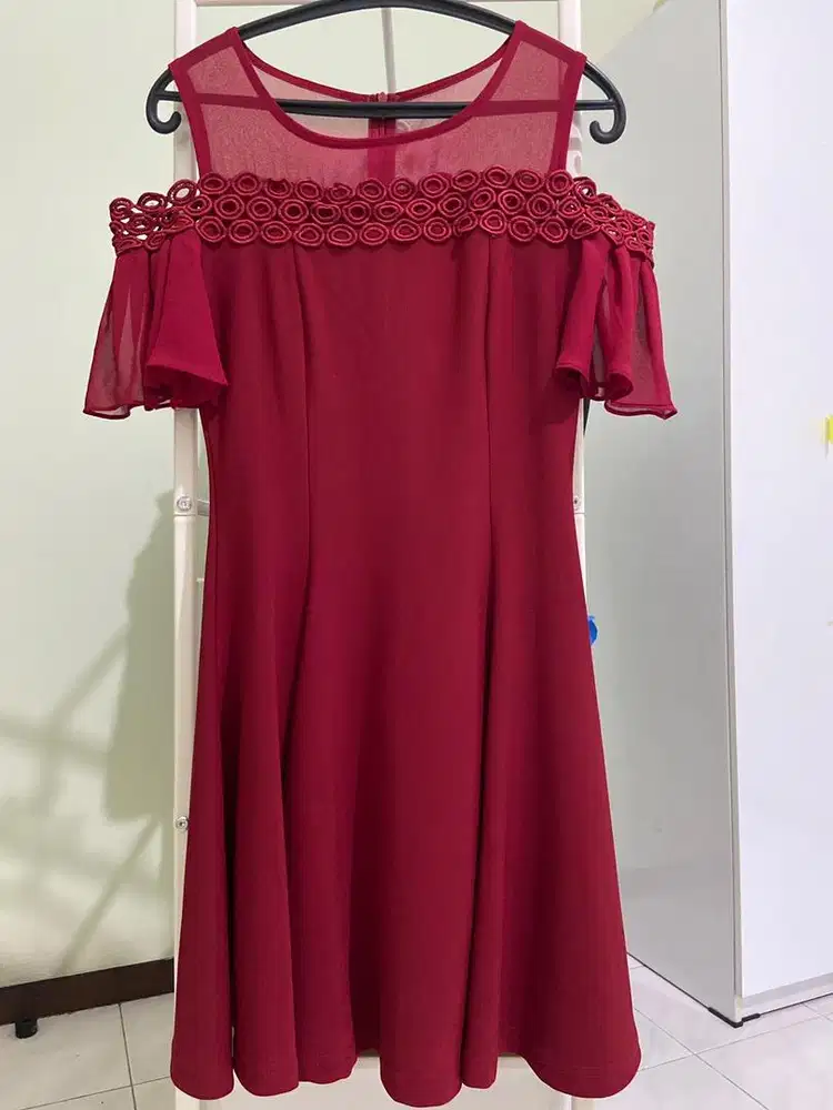 Dress merah model setengah lengan