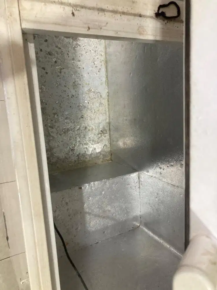 Freezer Panjang +- 2 meter karatan bisa di bersihkan