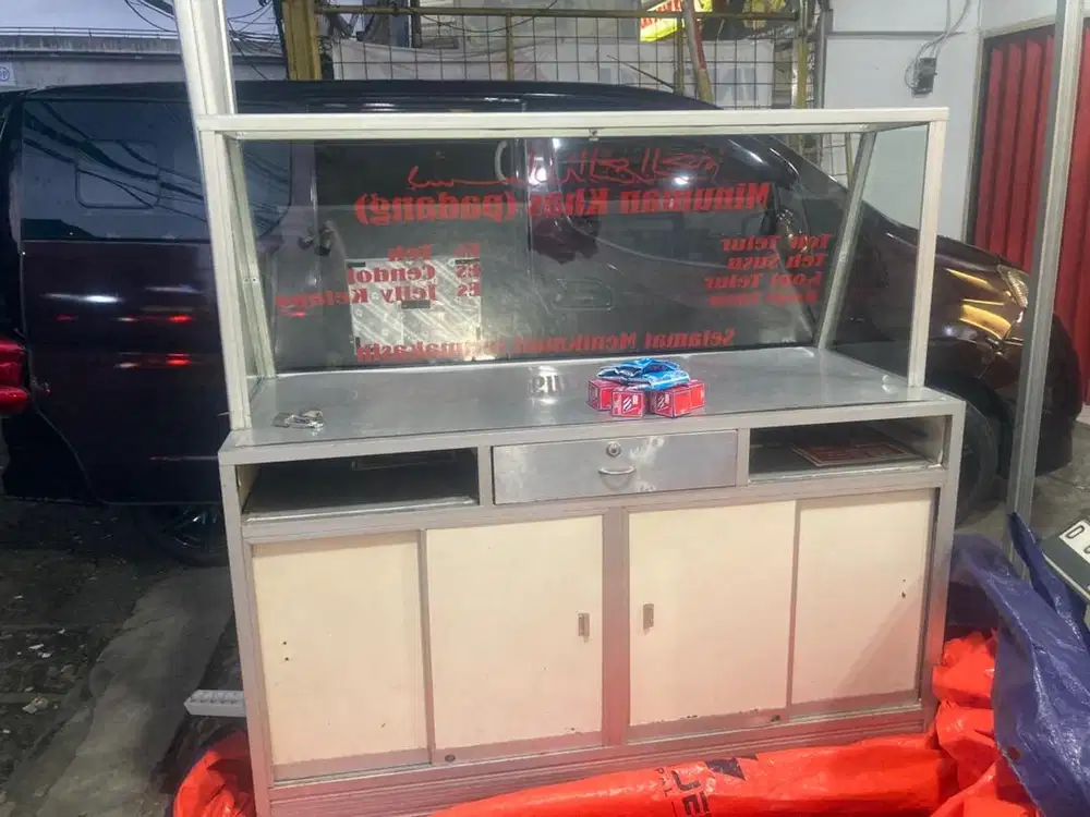 Etalase jualan makanan