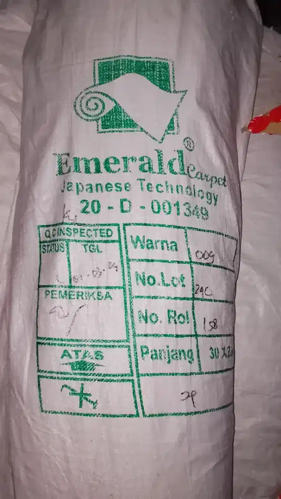 Karpet lantai emerald