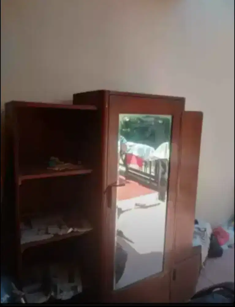 Lemari jadi cuma engsel tutup lemarinya copot